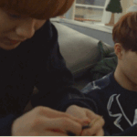 [EXO] 내 옷 뜯어졌다고 <b>친오빠</b>들이 꿰매주고 있어