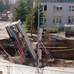 [공포베스트] 독일 씽크홀로 버스가 <b>곤두박질</b>