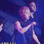 [시우민] 눈빛, 나시, 팔근육.<b>gif</b>