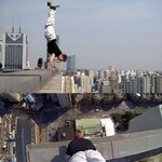 고소공포증 주의! 빌딩 <b>옥상</b>에서 물구나무서기..