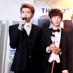 [EXO] <b>형아</b> 마이크 챙겨주는 찬열이