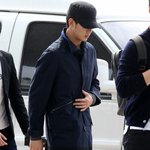 검은 옷으로 맞춰 입고 공항에 온 김수현
