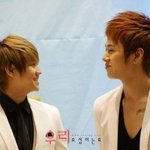 <b>옆사람</b> 바라보는 훈훈한 아이돌 모습