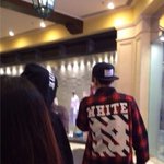 [EXO] 오앙 마카오에서 <b>쇼핑</b>하는 종대와 희슈래