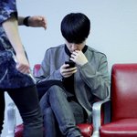 [EXO] <b>한손</b>으로 폰만지는것도 설렌다