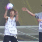 [EXO] 왜 <b>두손</b>으로 ㅋㅋ 누가 막내야