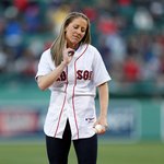 미국 엠엘비에서 벌어진 어느 시구녀의 <b>상대팀</b> 능욕