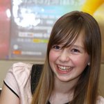 내한 공연한 코니 텔벗, 노란 <b>리본</b> 마이크달고 공연