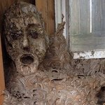 [공포베스트] 창고에 <b>사람형상</b>을 한 말벌집이