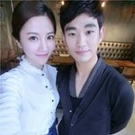 [김수현] 중국 아나운서와 <b>다정</b>셀카 찍은 김수현?