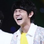 <b>두눈</b> 꼭 감고있는 귀여운 아이돌