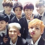 옹기종기 모여 <b>단체셀카</b> 찍은 아이돌