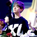 [EXO] 백현이 여자친구한테 <b>조화</b> 꽃 주면서