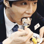 [EXO] 준면이 <b>팥빙수</b> 먹는 짤 좋아하는 사람 없니!!??