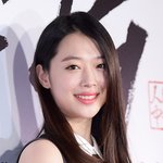 <b>설리</b> 최근 시사회에서 머리많이 기른모습