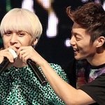마이크로 장난치는 남자 <b>아이돌들</b>