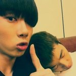 어깨에 기대고 있는 <b>훈훈</b>한 아이돌