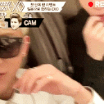 [EXO] 수호가 부드럽게 볼 만져준다