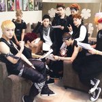 [EXO] 우이<b>판</b> 단체사진으로부터 없애기 <b>운동</b>