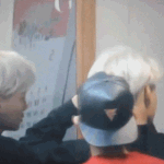 [EXO] 거울보고 베<b>시시</b> 웃는 종인이