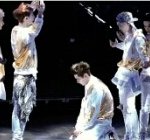 [EXO] 진짜 신기한게 크리스만 <b>무릎</b> 꿇었다는거ㅋㅋ