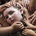 [공포베스트] 가족의 품 안에서…죽음 <b>직전</b> 소녀 사진 '감동'