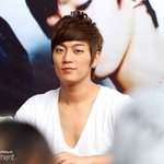 男아이돌 브이넥 <b>티셔츠</b> 패션