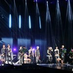 [EXO] 백댄서들 왜 머리에 <b>화초</b>를 쓰고있어?