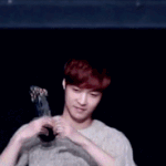 [EXO] 이씽이우리한테하트해주려고어깨에ㅠㅠㅠㅠ