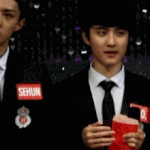 [도경수] 수줍게 손<b>키스</b> 날리는 경수