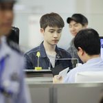 [도경수] 140510 인천공항 거울보는 경수. <b>존</b><b>잘</b>