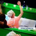 [시우민] 끝나고 응원봉 나눠주는 영상