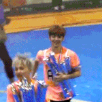 [시우민] <b>응원</b>봉 안고 뛰어오는거봐!!씹귀다 정말!