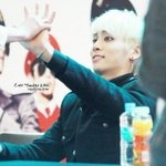 <b>훈훈</b>한 아이돌들의 하이파이브