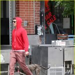 애완견들과 산책하는 아담 <b>브로디</b>