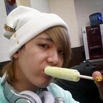 입에 음식<b>물고</b> 귀여운 아이돌 셀카