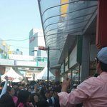 지금 팬사인회 하고 있는 송지효 직찍!!