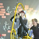[EXO] 찬열이 사진인데 뒤에 <b>스탭</b>한테 눈길이 간다..ㅋㅋ