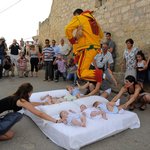 [공포베스트] 아기위로 점프하는 <b>미개</b>한 스페인 페스티벌