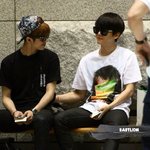 [EXO] 루하니형 <b>옆구리</b> 만지고 웃는 백현이