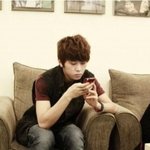 핸드폰에 <b>집중</b>한 아이돌 모습