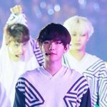 [카이] 백현이도 이쁘지만 뒤에 저씹덕터지는 <b>생명체</b>를 주위해서 봐야함