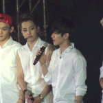 [시우민] 백현이 <b>앞머리</b> 정리해주는 시우민'^'