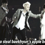 [EXO] 타어야 이 사과는 내꺼야...발<b>동동</b>