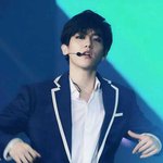 [EXO] 변백현화나면<b>한손</b>으로머리넘기면서<b>한손</b>으론셔츠윗단추