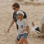 약혼자 <b>에반</b> 피터스 와 해변 산책중인 엠마 로버츠