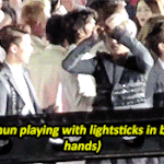 [카이] 막내 야광봉 팬한테 던져버린 <b>니니</b>