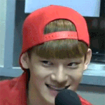 [EXO] 죤대는 스냅백 쓰면 한쪽 <b>귀가</b> 들어가네
