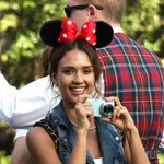 <b>미니마우스</b> 머리띠를 한 제시카 알바