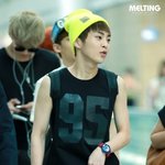<b>민소매</b> 공항 패션의 남자 아이돌